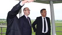 Řídící věž bochořského letiště, se kterým se v budoucnu počítá jako s průmyslovou zónou, si prohlédl ve čtvrtek ráno český premiér Bohuslav Sobotka (ČSSD).