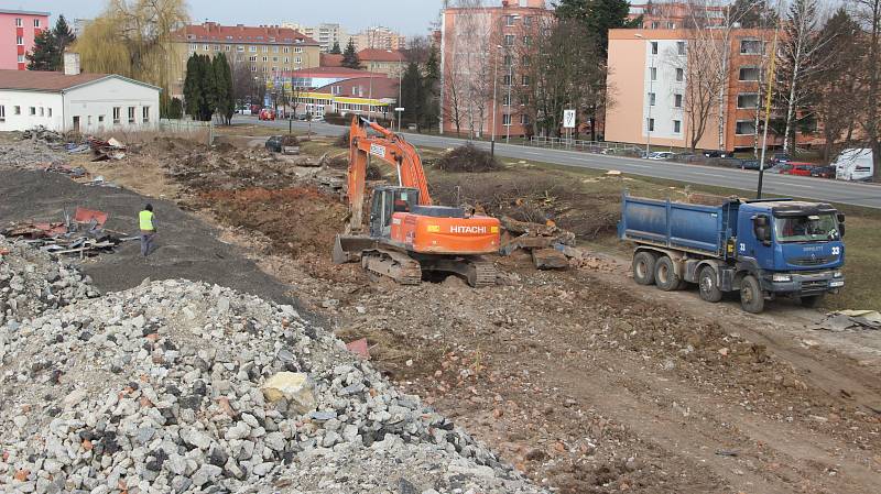 Bourání starých garáží v blízkosti silnice ve směru na Želatovice. V areálu bývalých Želatovských kasáren v Přerově vyrůstá nové nákupní centrum