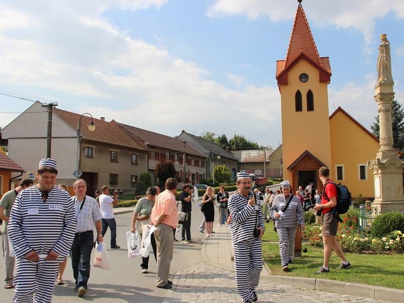 Obec Hradčany navštívila ve čtvrtek odpoledne komise, která vybere ze třinácti krajských finalistů z celé republiky vítěze soutěže Vesnice roku ČR.