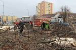 Více než desítka stromů byla vykácena u parkoviště před Priorem. Odstraňování dřevin souvisí s plánovanou rekonstrukcí obchodního domu v Přerově, která by měla začít v dohledné době.