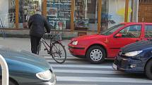 Strážníci si posvítili na šoféry, kteří nechávají auta přímo na křižovatce ulic Bartošova a B. Němcové