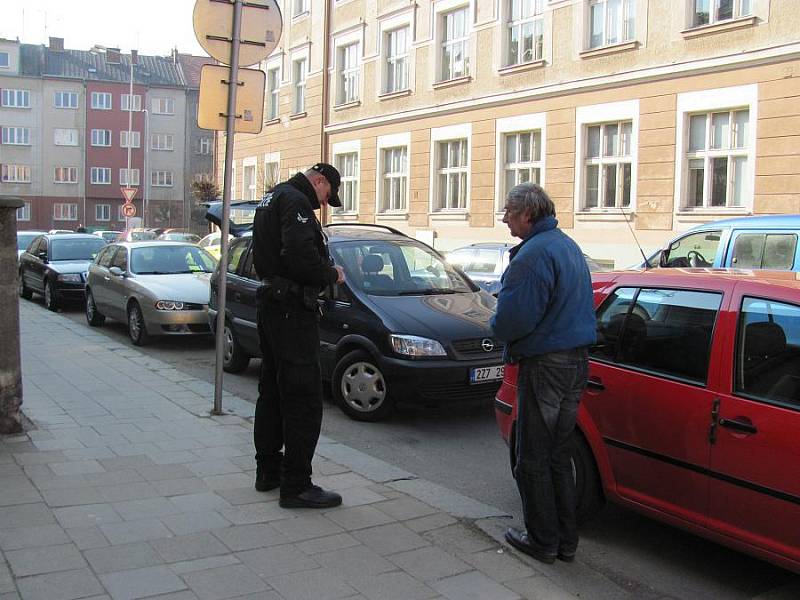 Strážníci si posvítili na šoféry, kteří nechávají auta přímo na křižovatce ulic Bartošova a B. Němcové