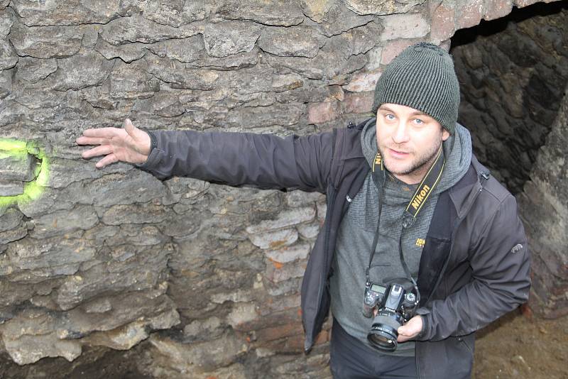 Archeologové při bádání v domě na Horním náměstí v Přerově narazili na vzácný objev – hradbu původního pozdně románského či raně gotického kastelánského hradu.