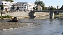 Řeka Bečva v Přerově je v těchto dnech bez vody - Povodí Moravy totiž provádí každoroční srážku na jezu a čištění dna od nánosů štěrku. 25. 7. 2022