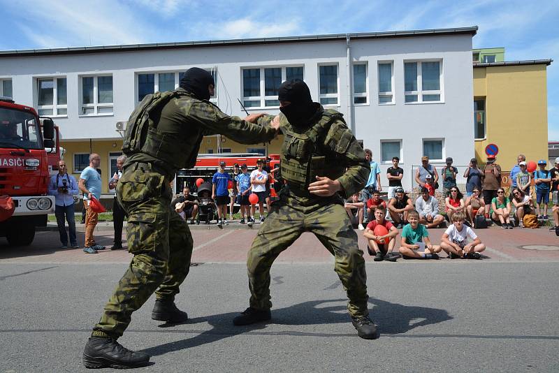 Řadu zajímavých ukázek zásahů policie, hasičů a armády mohli zhlédnout návštěvníci tradiční akce Občan a bezpečnost u budovy policie poblíž přerovského výstaviště. 24. června 2022