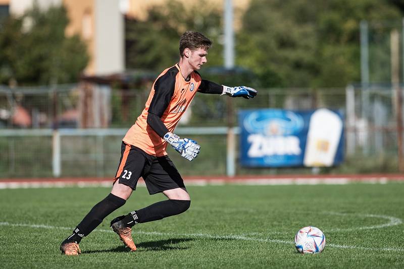 Městské derby mezi 1. FC Viktorie Přerov (v bílém) a FK Kozlovice (1:5). Ondřej Mikeš