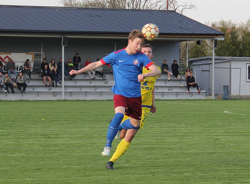 Fotbalisté Želatovic (v modrém) doma porazili Lutín 4:1.