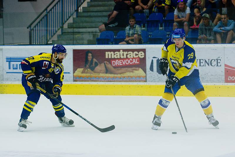 Hokejisté HC Zubr Přerov (v modrých dresech) v přípravě proti Aukro Berani Zlín. Foto: Deník/Jan Pořízek