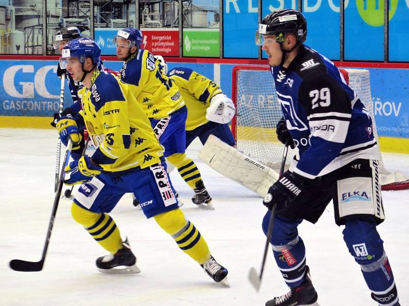 Hokejisté HC Zubr Přerov (ve žlutém) na ledě AZ Residomo Havířov