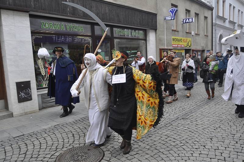 Masopustní průvod prošel centrem Přerova a na své cestě udělal několik zastávek.