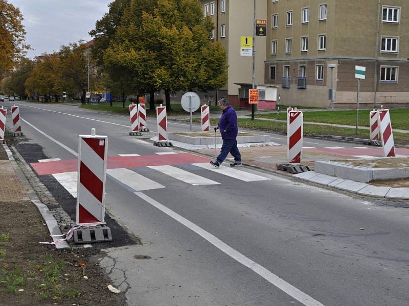 Na bezpečnostní ostrůvky a dva nové přechody, které jsou součástí stavby cyklostezky mezi Přerovem a Želatovicemi, si obyvatelé této místní části nemůžou zvyknout.