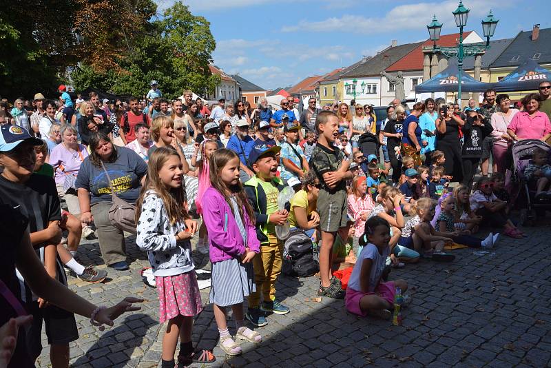 Ulicemi Přerova prošel v neděli historický průvod, který připomněl jeho povýšení na královské město. Třídenní Svatovavřinecké hody přilákaly na Masarykovo i Horní náměstí tisíce lidí