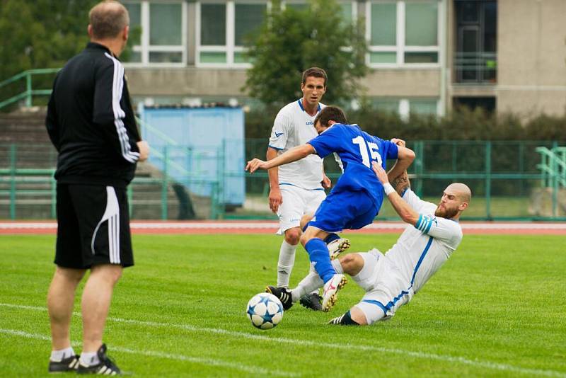 Fotbalisté Přerova (v bílém) v domácím derby s Hranicem