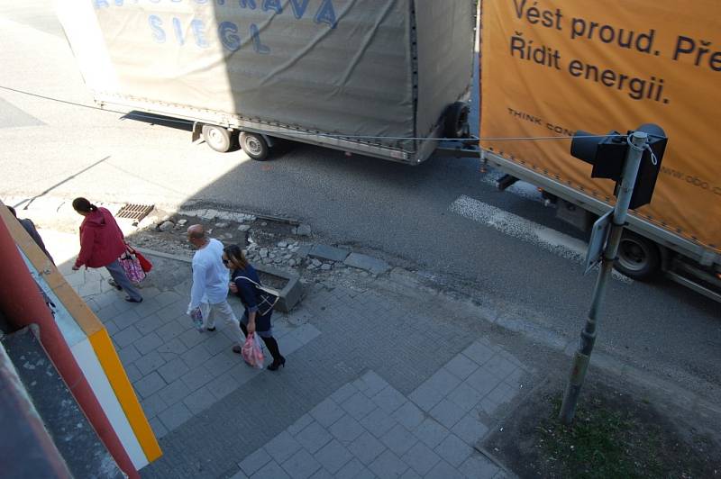 Zničené obrubníky a vozovka na rohu Husovy a Kojetínské ulice – to je výsledek dlouhodobě neřešené dopravní situace v této části Přerova