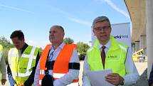 Ministr dopravy Karel Havlíček (vpravo) si přijel prohlédnout, jak postupují klíčové dopravní stavby v Přerově. 30.7.2020