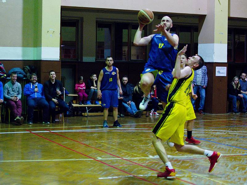 Basketbalisté Přerova (ve žlutém) v derby s Lipníkem nad Bečvou. Michal Pospíšil.