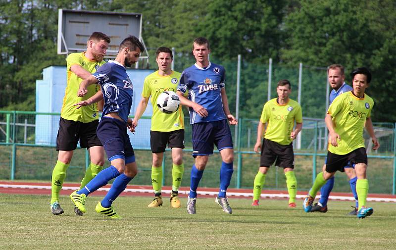 Fotbalisté 1. FC Viktorie Přerov (v modrém) proti TJ Jiskra Rapotín (7:0)