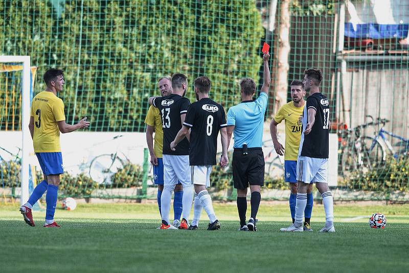 Fotbalisté FK Kozlovice (ve žlutém) proti SFK ELKO Holešov.