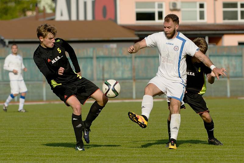 Fotbalisté Přerova (v bílém) proti Dolnímu Benešovu.