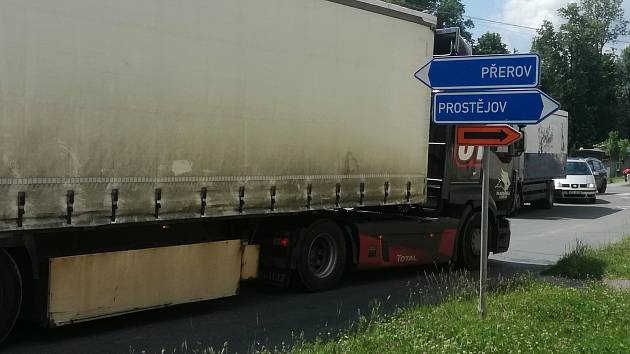 Nadměrná doprava se v Tovačově podepsala i na stavu silnic - jsou na nich výtluky a vyjeté koleje.