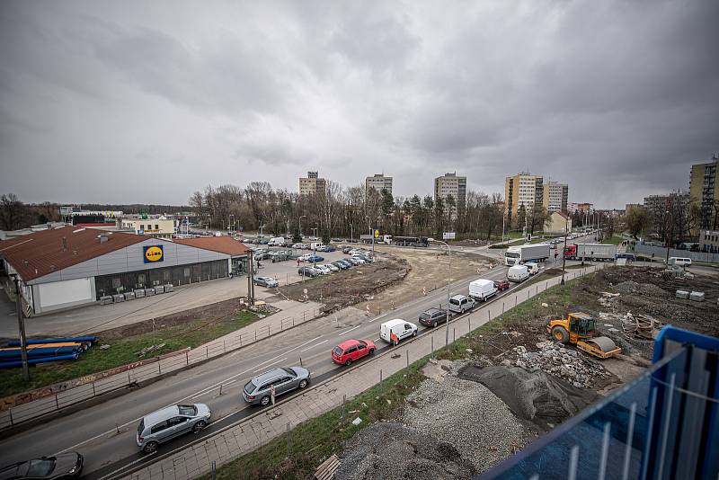 Dokončovací práce na estakádě v Předmostí - ta má zrychlit dopravu na tahu Olomouc - Zlín přes Přerov. 15. dubna 2021