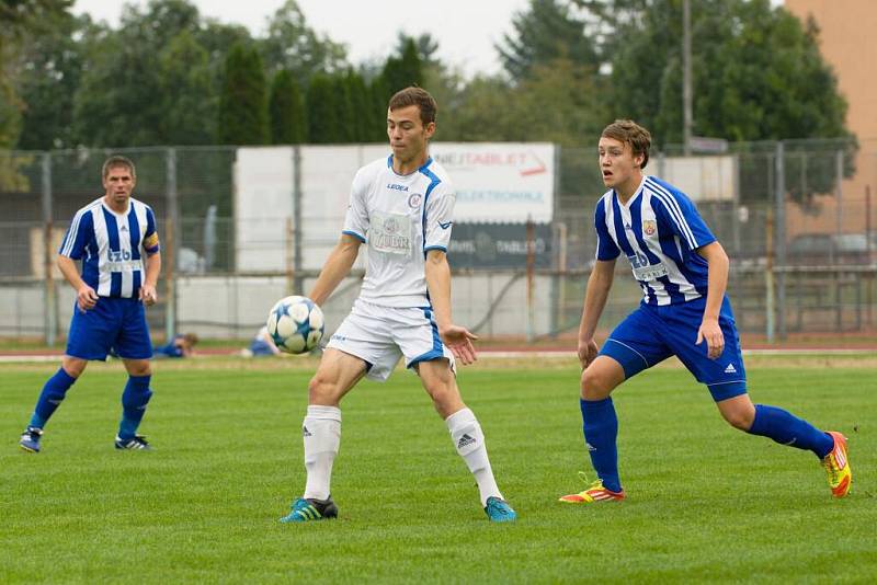 Fotbalisté Přerova (v bílém) v domácím derby s Hranicem