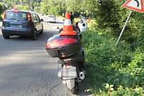 Osmašedesátiletý řidič motocyklu Honda havaroval v neděli odpoledne v Ústí na Hranicku. Při projíždění levotočivé zatáčky najel na štěrk, dostal smyk a ztratil kontrolu nad řízením.