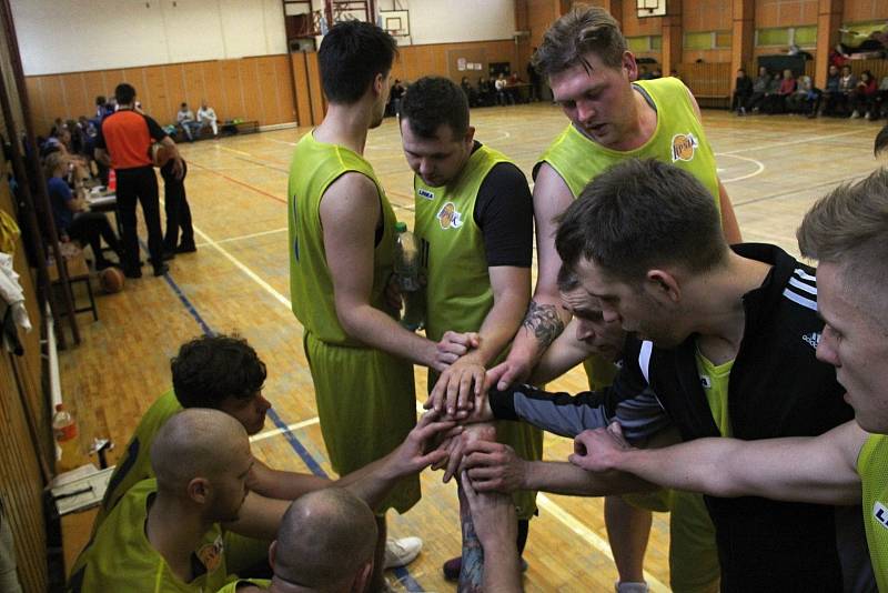 Basketbalisté Lipníku (ve žlutém) v utkání s BK Žďár nad Sázavou.