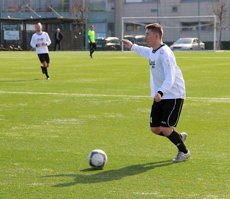 Fotbalisté Kozlovic (v bílém) v generálce na divizní jaro přehráli Ústí 3:0. Tibor Heger