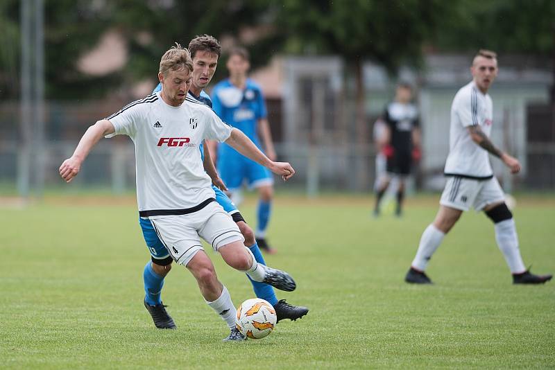 Fotbalisté Přerova (v modrém) v přátelském utkání s 1. HFK Olomouc