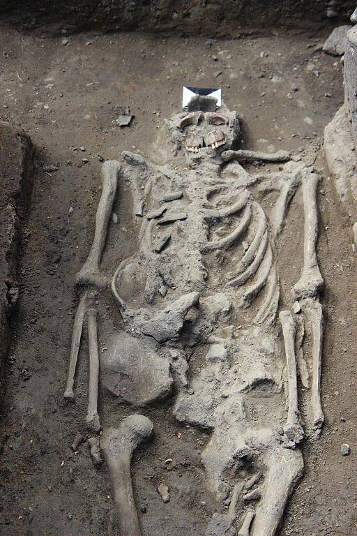 Dva kostrové hroby objevili v areálu požární stanice přerovští archeologové.