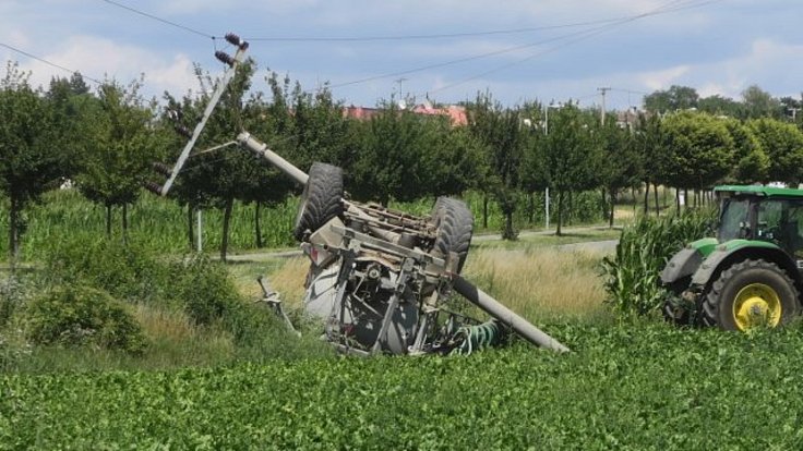 Traktor s cisternou se na Přerovsku převrátil na sloup elektrického napětí. Ten se po nárazu zase sesunul na cisternu.