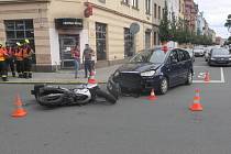 Srážka fordu s motorkou na křižovatce v Čechově ulici v Přerově, 14. 7. 2022