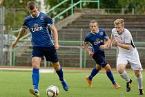 Fotbalisté 1. FC Viktorie Přerov (v modrém) proti Medlovu (2:1)