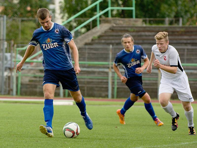 Fotbalisté 1. FC Viktorie Přerov (v modrém) proti Medlovu (2:1)