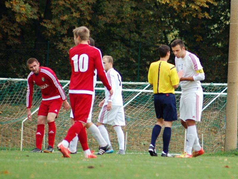 Fotbalisté Kojetína (v bílém) proti Ústí