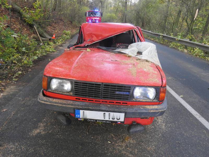 Silný vítr způsobil v neděli dopravní nehodu u Opatovic na Hranicku. Na projíždějící automobil spadla větev.