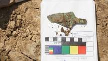 K posledním nálezům archeologů v Předmostí patří i kostrové hroby z pozdní doby kamenné. Na snímku je detail měděné dýčky, nalezené v jednom z hrobů.