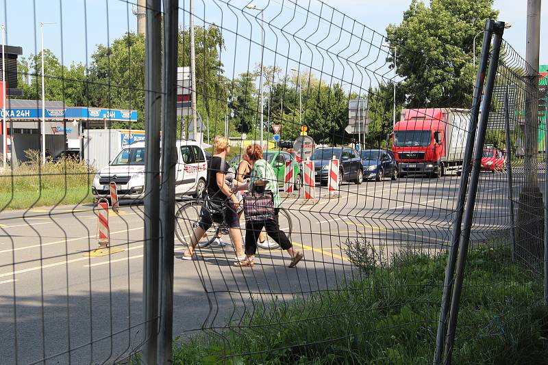 Kvůli stavbě okružní křižovatky u Lidlu je největší místní část Přerova Předmostí doslova odříznutá od světa.