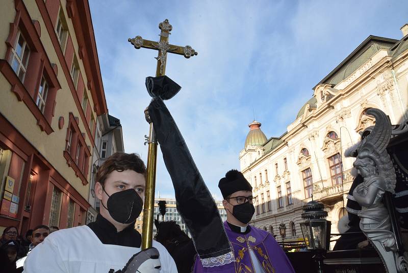 Tradiční romský pohřební průvod se vydal z kostela sv. Vavřince přes město až na přerovský hřbitov. Doprovodit zesnulou na poslední cestě přišel velký zástup lidí. 7. ledna 2022