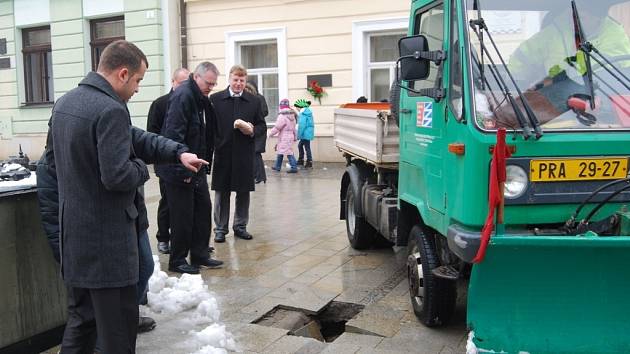 Na chodníku před budovou přerovské radnice na náměstí T. G. Masaryka se propadla dlažba. Uvízla tam multikára technických služeb