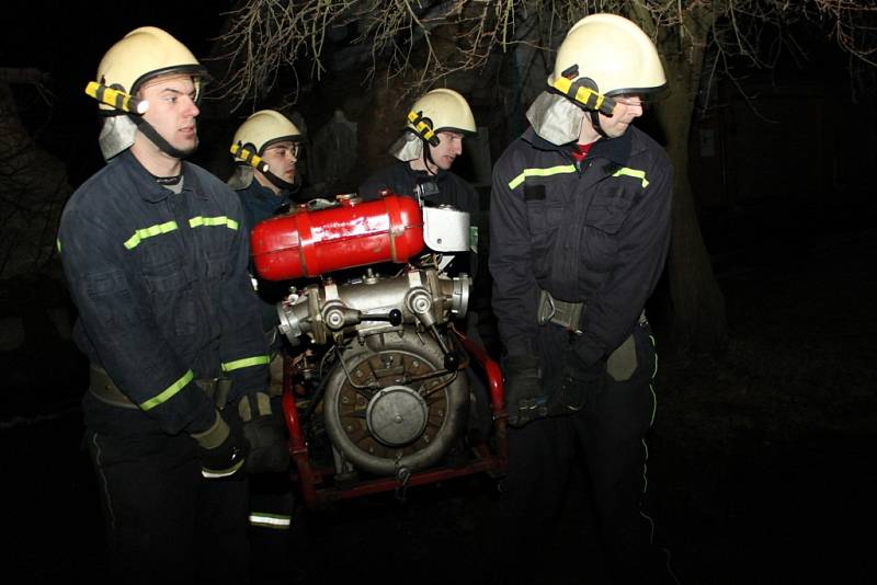 Noční část sobotní soutěže hasičské všestrannosti Radslavská přilba - požární útok do kopce.