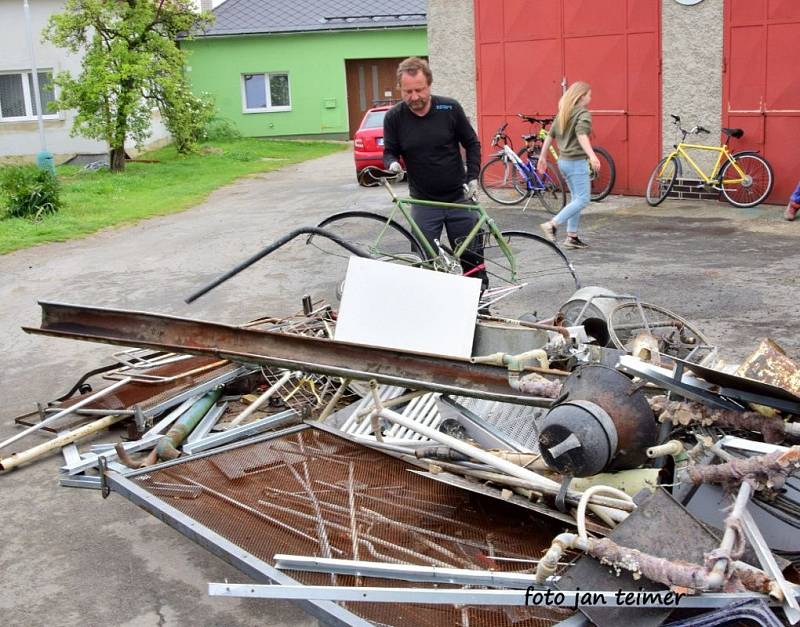 Dobrovolní hasiči při sběru železného šrotu v Brodku u Přerova