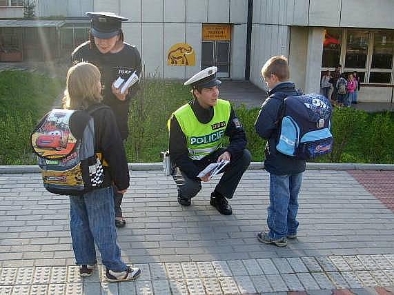 Policisté kontrolují bezpečnost dětí na přechodech 