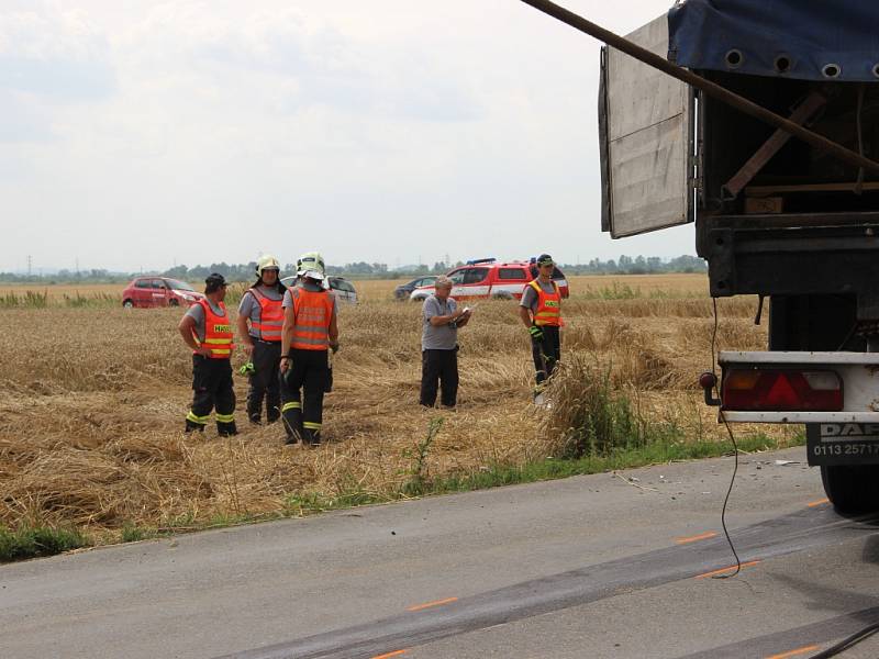 Tragická nehoda, při níž zemřela osmatřicetiletá řidička osobního auta, se stala v pondělí 18. července ráno mezi Přerovem a obcí Bochoř. Doprava zde byla na několik hodin zastavena. 