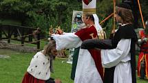 Řinčení mečů se rozléhalo během soboty parkem ve Veselíčku. Třetí ročník akce Dobývání Moravské brány měl jasné téma – vladaře Karla IV. Milníky z jeho života rozdělené do scének mohli návštěvníci vidět během celého dne. 