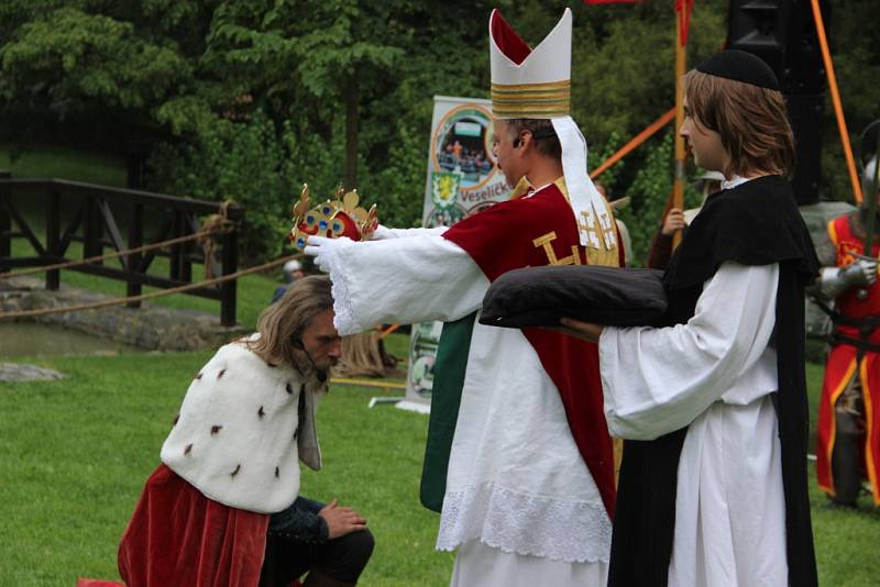 Řinčení mečů se rozléhalo během soboty parkem ve Veselíčku. Třetí ročník akce Dobývání Moravské brány měl jasné téma – vladaře Karla IV. Milníky z jeho života rozdělené do scének mohli návštěvníci vidět během celého dne. 