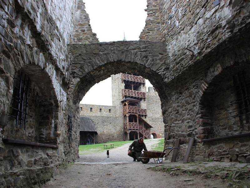 Turistická sezona na Helfštýně právě začala - brány této středověké památky se v sobotu otevřely návštěvníkům, kteří si mohli prohlédnout historickou mincovnu a expozici archeologie, nebo si užít nádherný výhled z věže.  