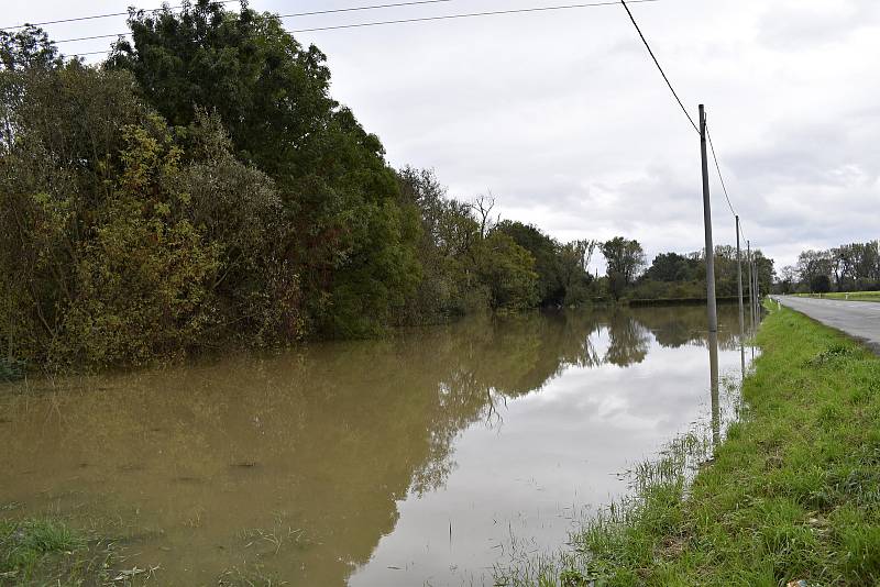 Rozvodněná Morava v Kojetíně, zaplavila třeba i fotbalové hřiště nebo loděnici. 15.10. 2020