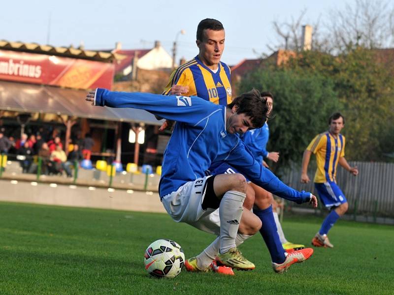 Fotbalisté Kozlovic (ve žlutomodrém) proti Určicím